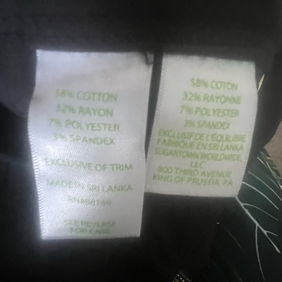 Lilly Pulitzer pants. Beautiful gold detail on the sides. Size 2 - Picture 7 of 8